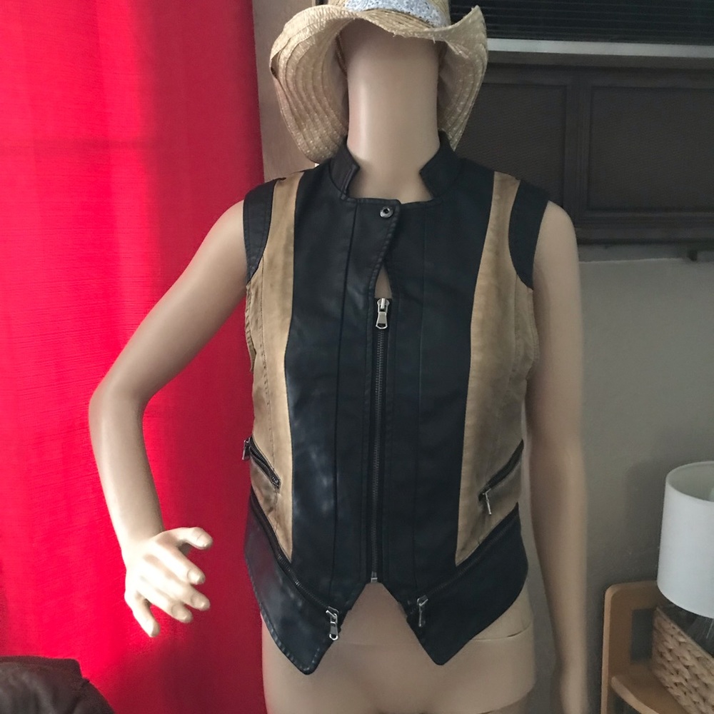 BKE vest in excellent condition, size small, no broken or tearing. Very cute